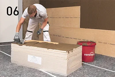 Zur vollflächigen Verklebung der Dämmplatten wird PP Fix mittels Zahnkelle auf Wand und Platte appliziert. 