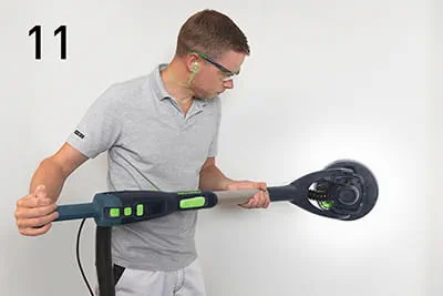 Verspachtelte Wand mit dem Festool Langhalsschleifer PLANEX LHS 2 225 und Schleifmittel Granat Net P120-P180 schleifen.