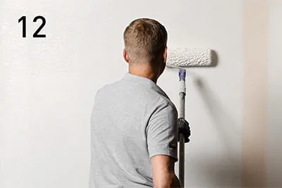 Abschließend die Wand grundieren und für den Anstrich eine Silikatfarbe mit natürlichem Schimmelschutz verwenden.