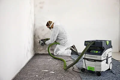 Ein Arbeiter bei der Schimmelsanierung