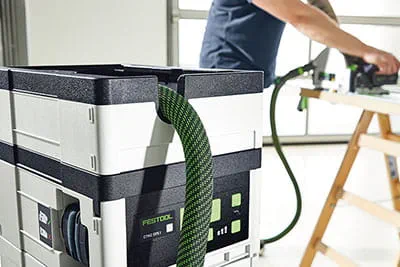 Ideales Zusammenspiel mit Festool Akku-Werkzeugen. Komfortabel und schnell: automatisches Einschalten des Saugers über den Bluetooth® Akkupack.