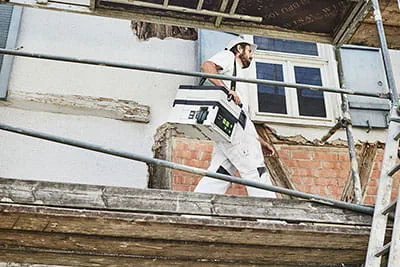 Komfortabel: Durch Tragegurt einfach zum Umhängen und gerade so groß wie er sein muss, dank abnehmbarem Schlauchdepot.