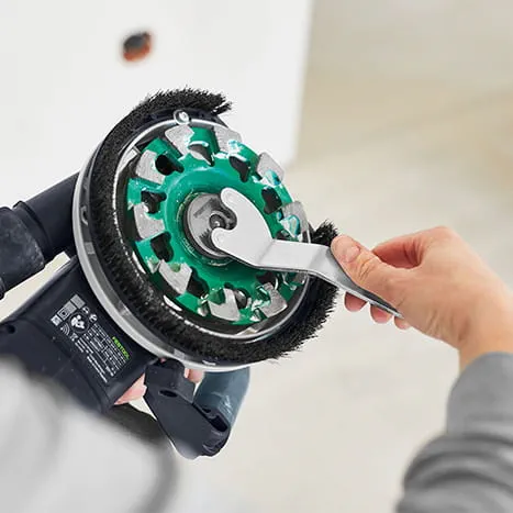 Philipp Stahl empfiehlt, immer materialgerecht zu arbeiten, denn das lohnt sich: Das Ergebnis wird besser, langfristig und wirtschaftlich gesehen – und die Scheiben sind im Nu gewechselt.