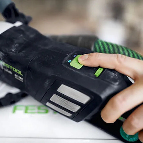 Mit der Bluetooth®-Verbindung kann der RG 130 ECI eine Verbindung zum Sauger aufbauen. So wird die Absaugung auch dann automatisch gestartet, wenn der RG 130 ECI an einer anderen Stromquelle eingesteckt ist.