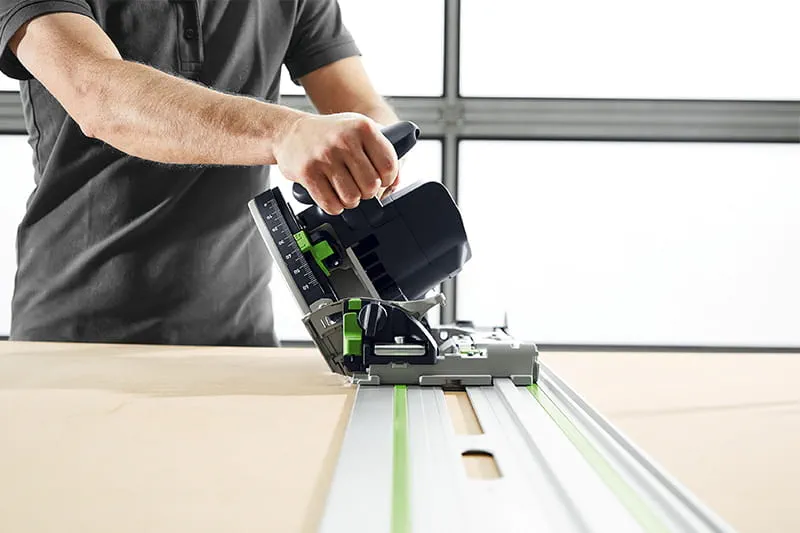 Gehrungsschnitte im Winkel von bis zu 45° können präzise gesetzt werden