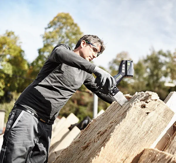 Die Dämmstoffsäge ISC240 von Festool im Einsatz