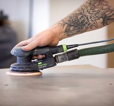 Schleifen mit dem Akku-Exzenterschleifer von Festool