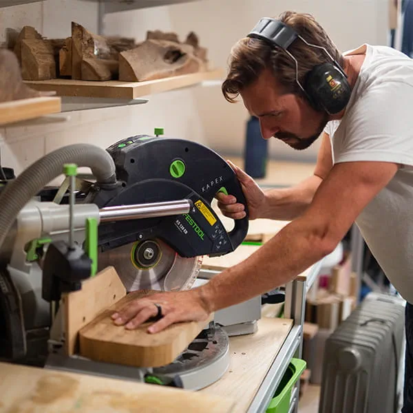 Tischler Richard Wagner mit seiner KAPEX KS 120