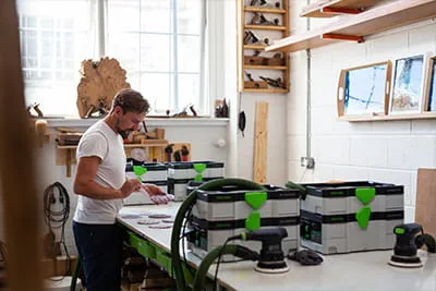 Richard Wagner bei der Vorbereitung der Werkstatt mit Staubabsaugung