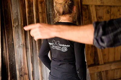 Die Schreinerinnen der Allgäuer Holzliebelei sichten die Materialien