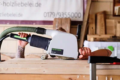 Die Schreinerinnen schleifen ein Holzstück mit der Festool Bürstmaschine BMS 180 E ab