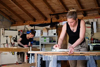 Die Schreinerinnen der Allgäuer Holzliebelei arbeiten an ihrem nächsten Projekt