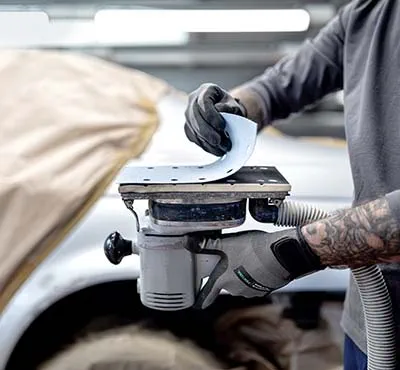 Austausch des Schleifpapiers eines Akkuschleifers