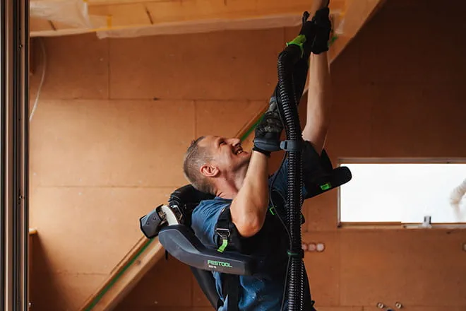 Karl Preisser mit Exoskelett