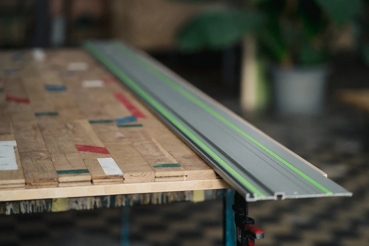 Ein Parketttisch und die Führungsschiene von Festool