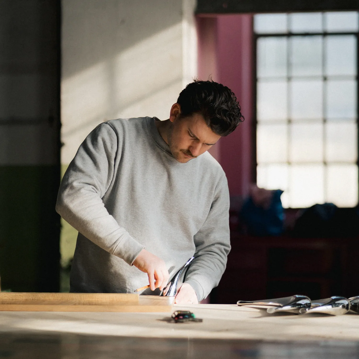 Marius schraubt Tischbeine an die PLatte