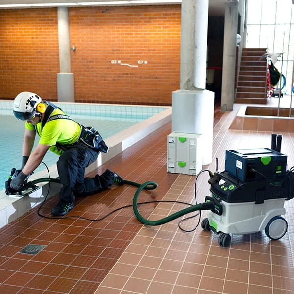 Fliesenlegearbeiten im Schwimmbad, Finnland