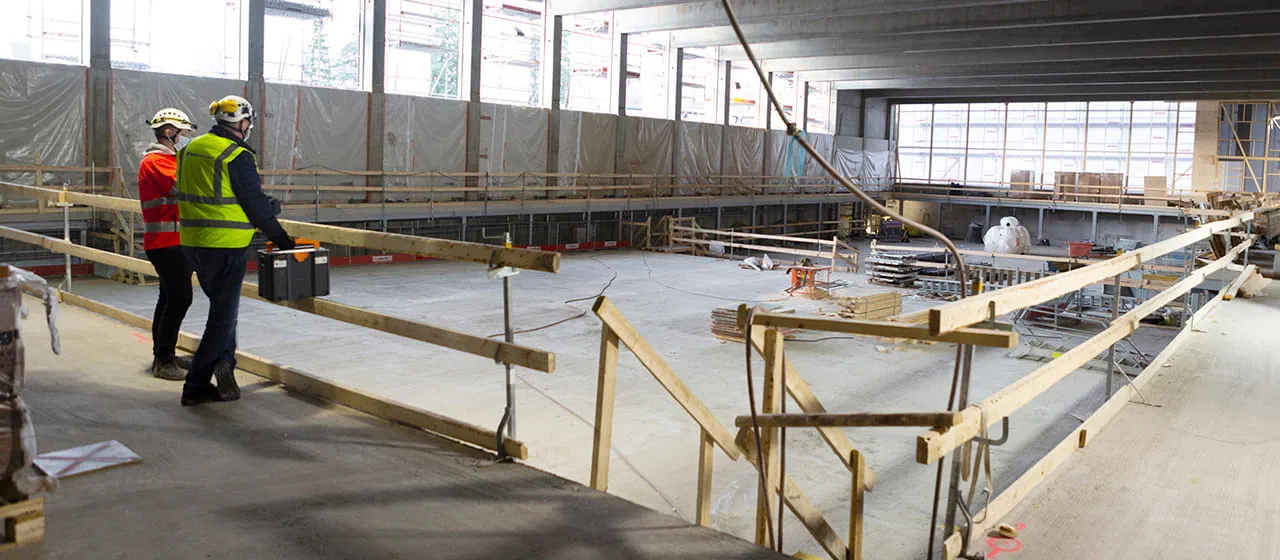 Blick auf das leere Schwimmbad, in dem Fliesen verlegt werden müssen