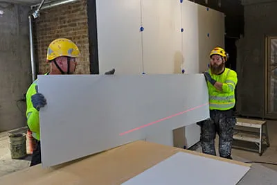 Transport und Positionierung der 2,60m langen Fliesen