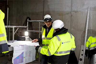 Mestarilaatoitus beim Besprechen der Arbeit am Schwimmbecken