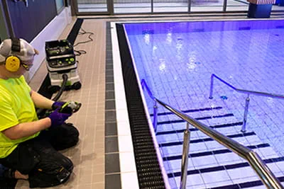 Festool Sanierungsschleifer TG 130 bei der Arbeit am Schwimmbecken