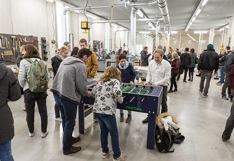 Besucher des Hafven Maker Space spielen auf dem fertigen Festool Tischkicker.