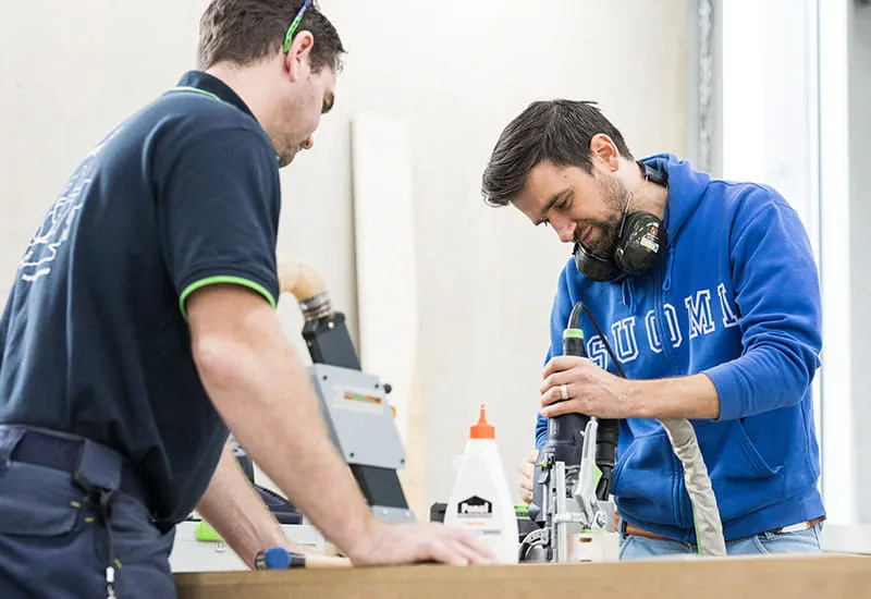 Die Kantenfräse OFK 500 Q R3 von Festool im Einsatz.