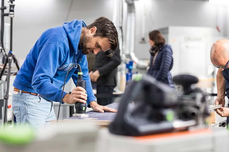 Schreinerarbeiten mit dem Akkuschleifer