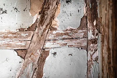 Verwitterter und bröseliger Mörtel im sanierungsbedürftigen Fachwerk