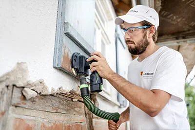 Marco Dworzak arbeitet Fenster und Rahmen mit dem Akku-Schleifer von Festool ab