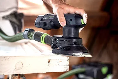 Marco Dworzak arbeitet Fenster und Rahmen mit dem Akku-Schleifer von Festool ab