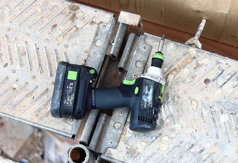 Die Akku-Bohrschrauber DRC 18/4 von Festool im Einsatz.