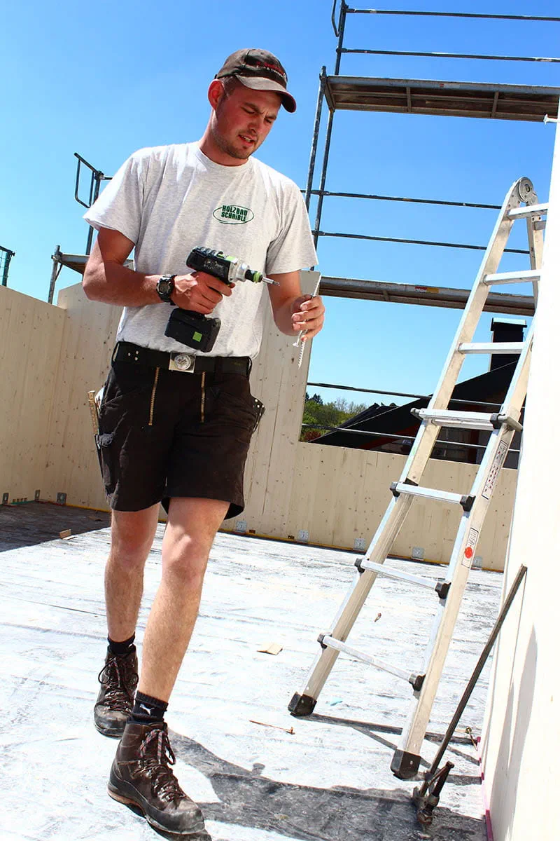 Der Akku-Bohrschrauber DRC 18/4 von Festool im Einsatz mit einem Zimmerer.