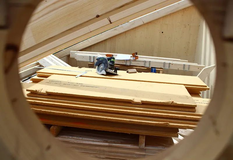 Die Akku-Handkreissäge HKC 55 von Festool im Einsatz.