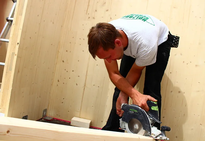 Die Akku-Handkreissäge HKC 55 von Festool im Einsatz.