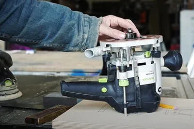 Laura Kampf mit der Akku-Stichsäge PSC 420 von Festool.