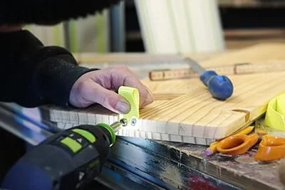 Die Makerin Laura Kampf schraubt mit dem Festool Akkuschrauber eine Lasche fest.