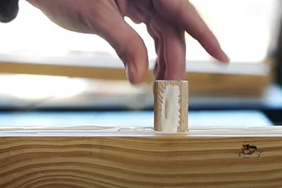 Laura Kampf benutzt einen Domino Dübel von Festool.