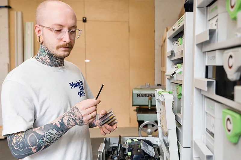 Tischlermeister und Produktdesigner Jonas Winkler bei der Auswahl des passenden Stichsägeblattes