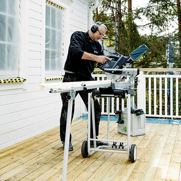 Die neue KSC 60 von Festool im Einsatz beim Bau eines schwedischen Holzhauses