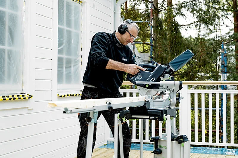 Die neue KSC 60 von Festool im Einsatz beim Bau eines schwedischen Holzhauses