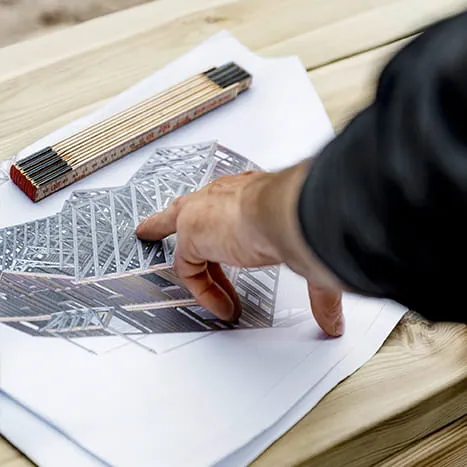 Die Holzbearbeitung wird sorgfältig geplant