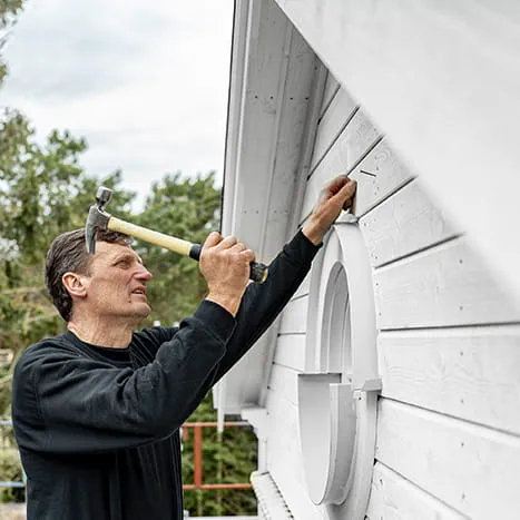 Die Arbeit an der Fassade wird von Hand mit dem Hammer fertiggestellt