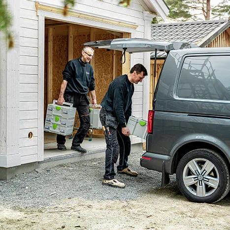Die Festool Systainer werden in das Fahrzeug verladen
