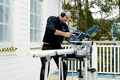 Die neue Akku-Kapp-Zugsäge KSC 60 von Festool im Einsatz