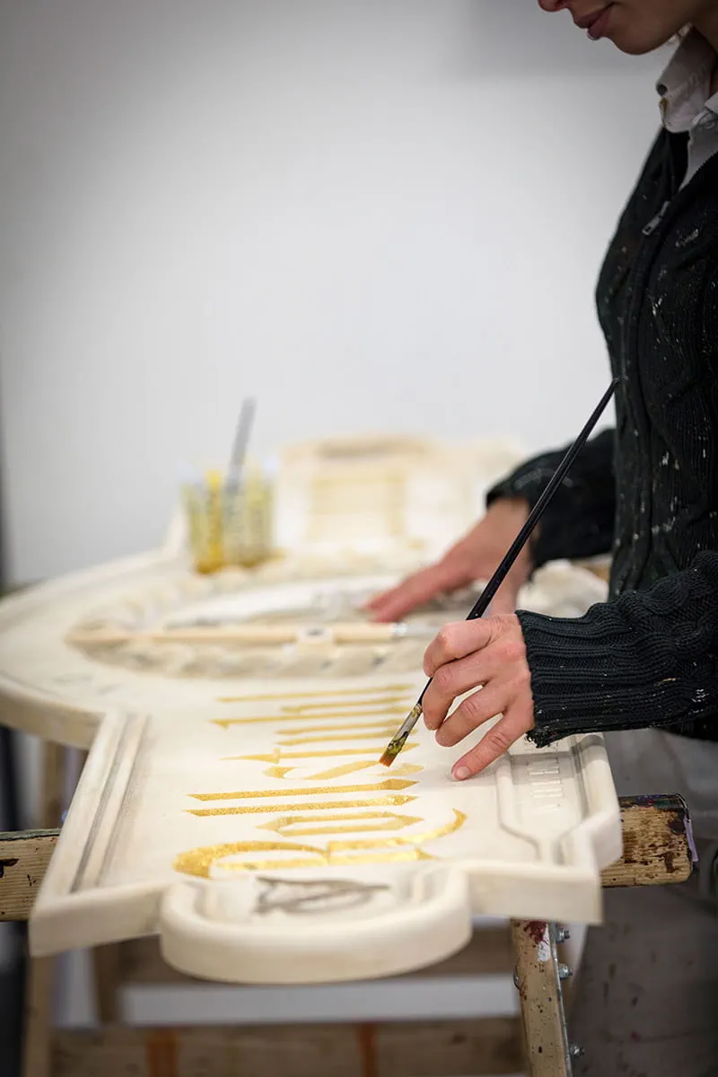 Ein Schild bekommt einen neuen Anstrich.