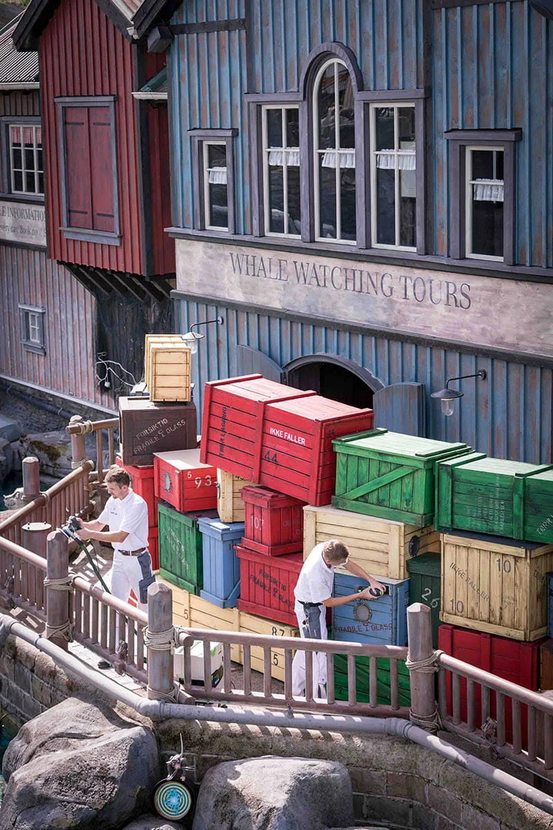 Die Außenfassade eines Gebäudes des Europa-Parks wird mit einem Schleifer von Festool bearbeitet. 