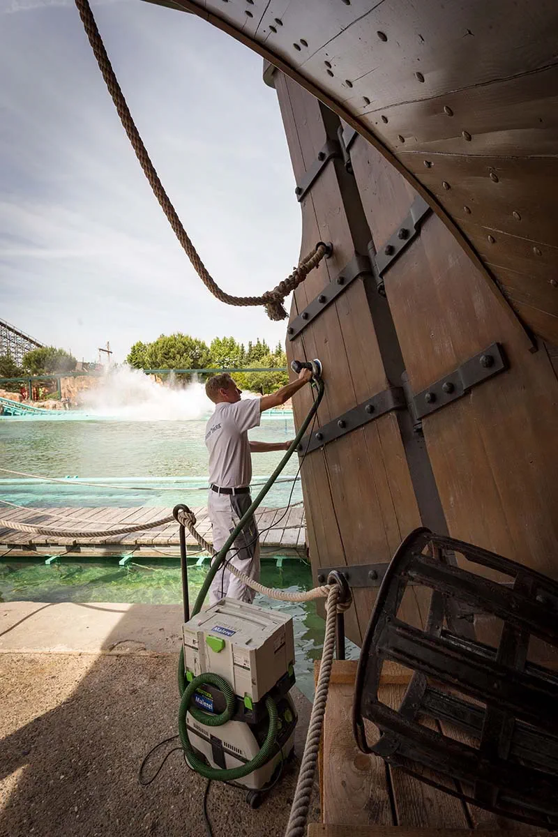 Ein Festool Schleifer ist mit dem Absaugmobil im Einsatz.