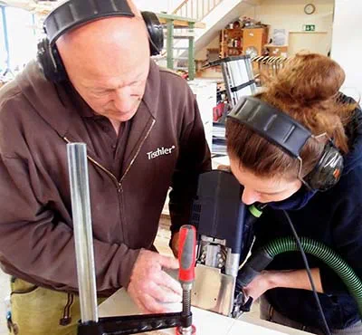 Möbel verbinden mit der Domino Dübelfräse von Festool