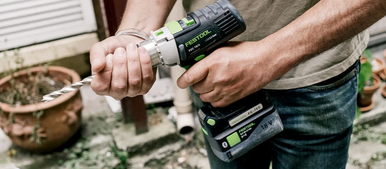 Den QUADRIVE Bohrschrauber hat der Tischler fast immer dabei – und natürlich auch die komplette Vielfalt an Vorsätzen, Bits und Bohrern.